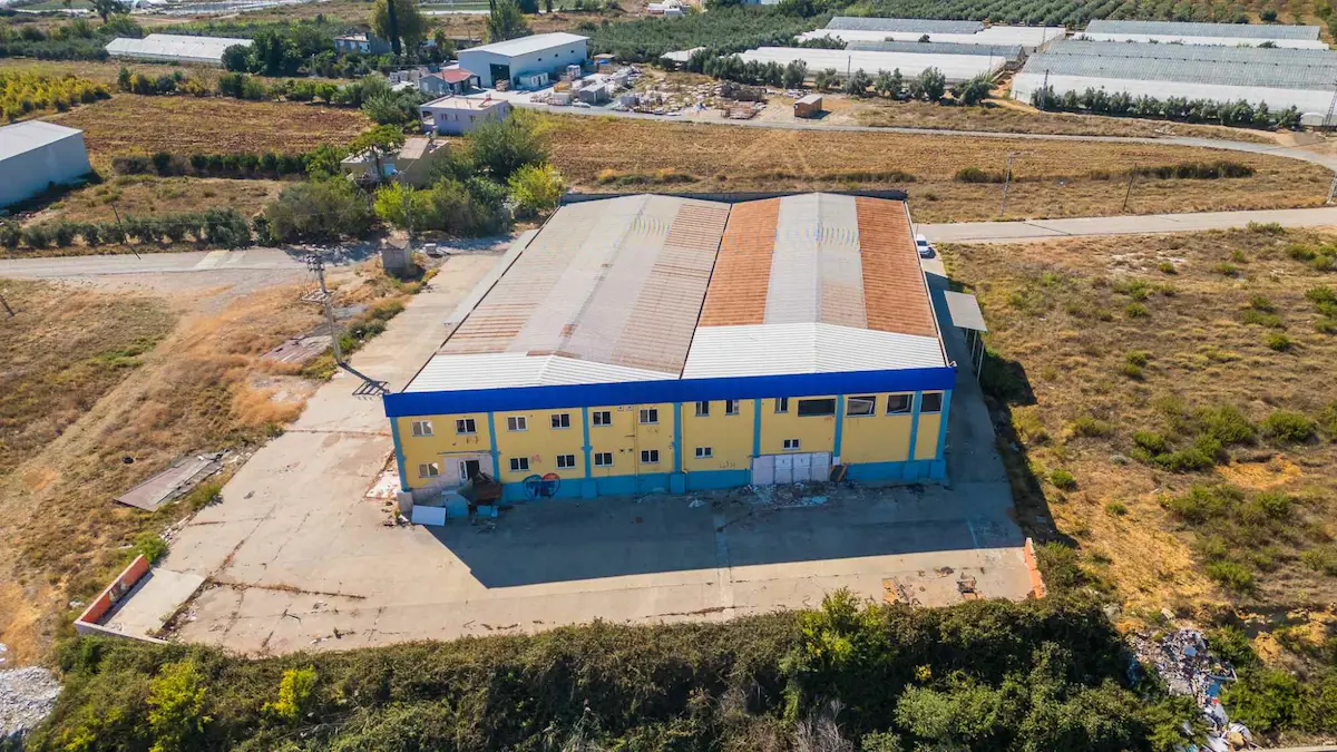 BORA BUYRUK-AKSU CUMHURIYET MAH. KİRALIK 1.715 M2 FABRİKA-DEPO