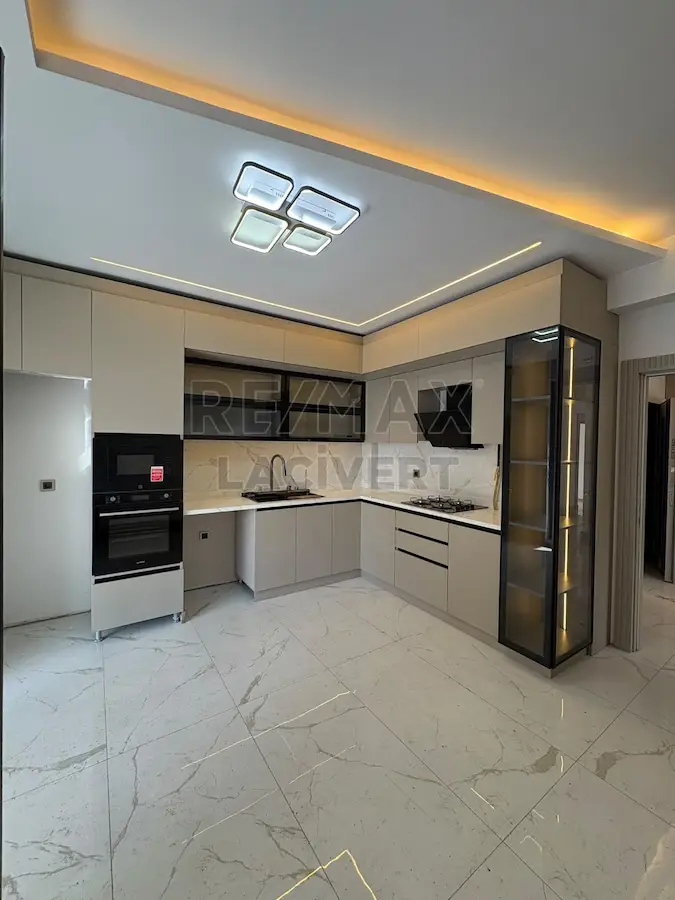 RE/MAX LACİVERT'TEN YILDIZKENT'TE SATILIK LÜKS 3+1 DAİRE