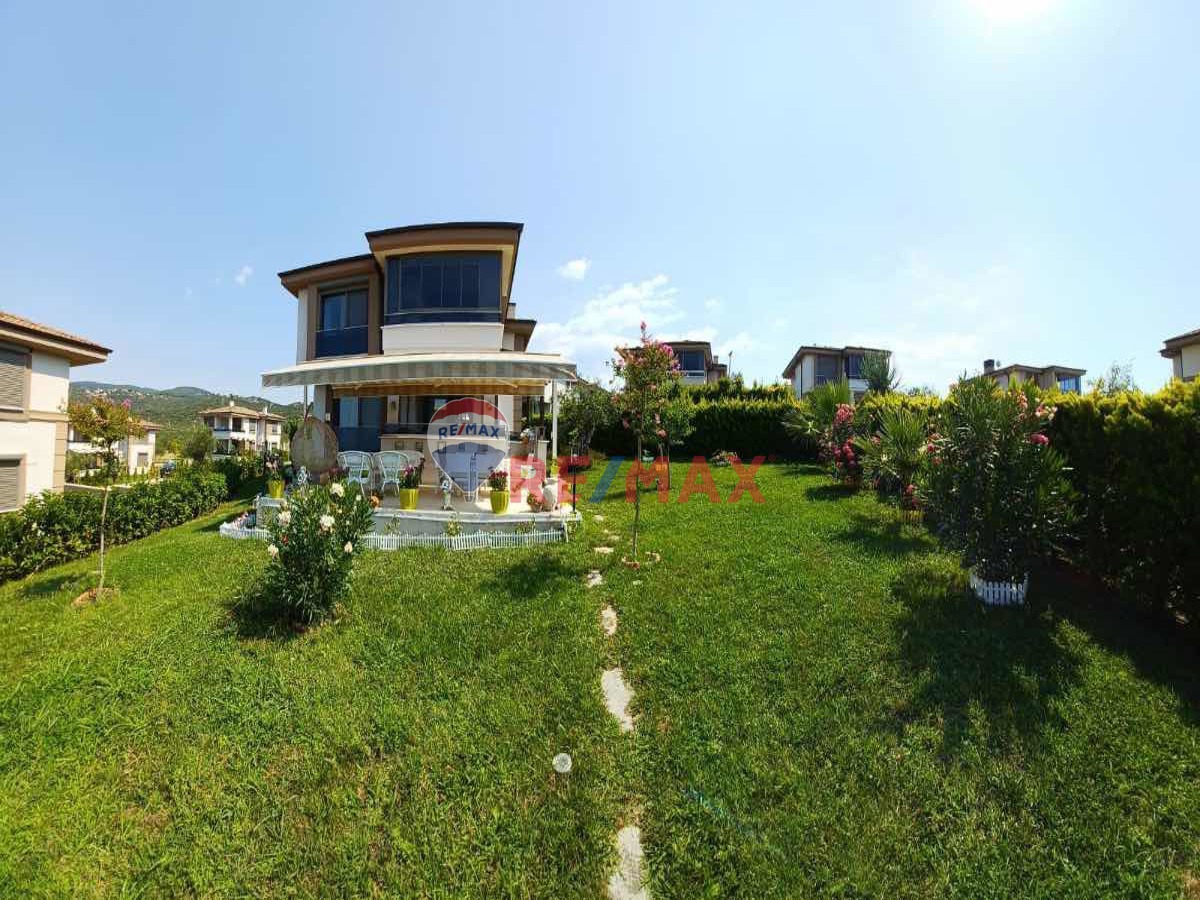 RE/MAX MID'DEN 3+1 SITE IÇINDE SATILIK VILLA