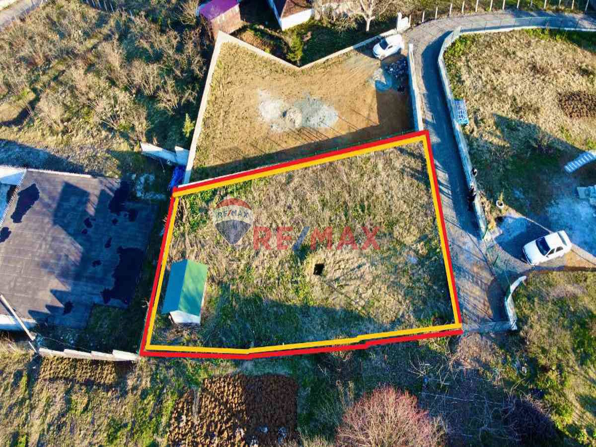 GÖZALAN MAHALLESINDE ELEKTRIK VE SUYU ALINMIŞ ETRAFI SARILI SATILIK DÜZ ARSA