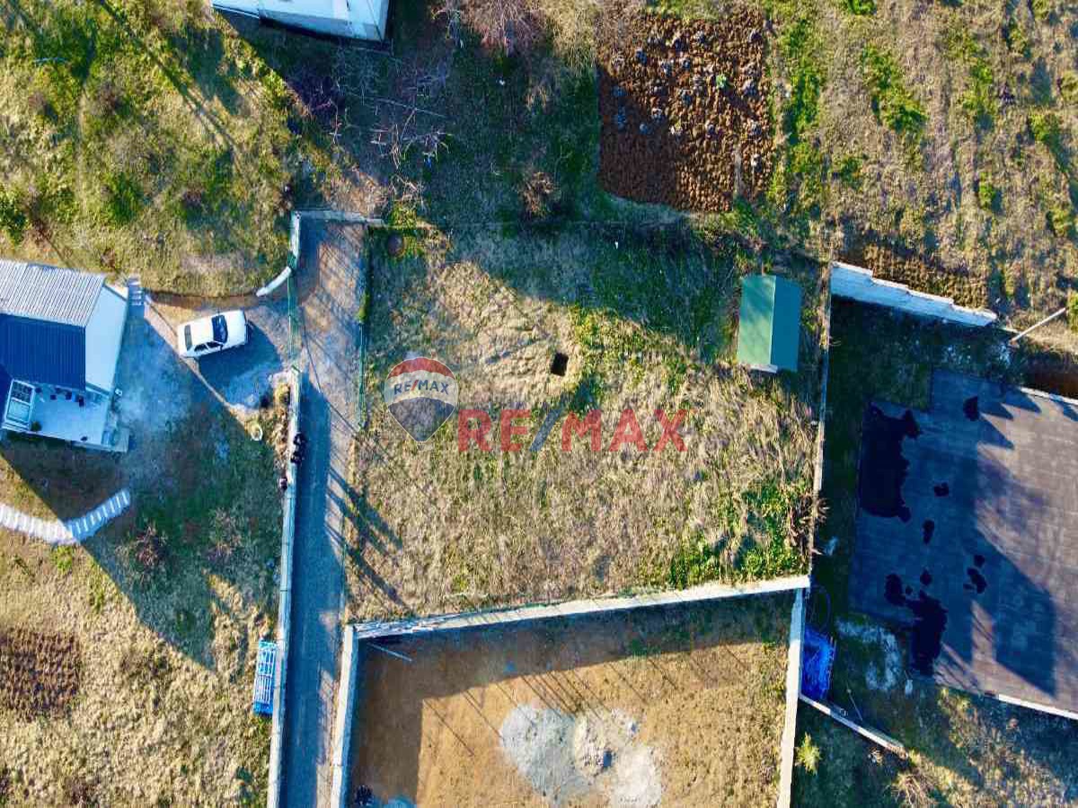 GÖZALAN MAHALLESINDE ELEKTRIK VE SUYU ALINMIŞ ETRAFI SARILI SATILIK DÜZ ARSA