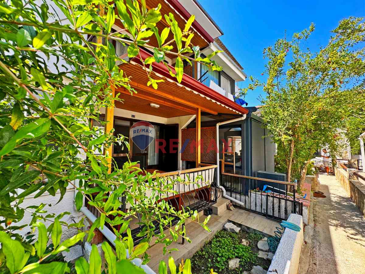 KARAİNCİR SİTESİ'NDE DENİZE 2 DAKİKA MESAFEDE SATILIK TRİPLEX