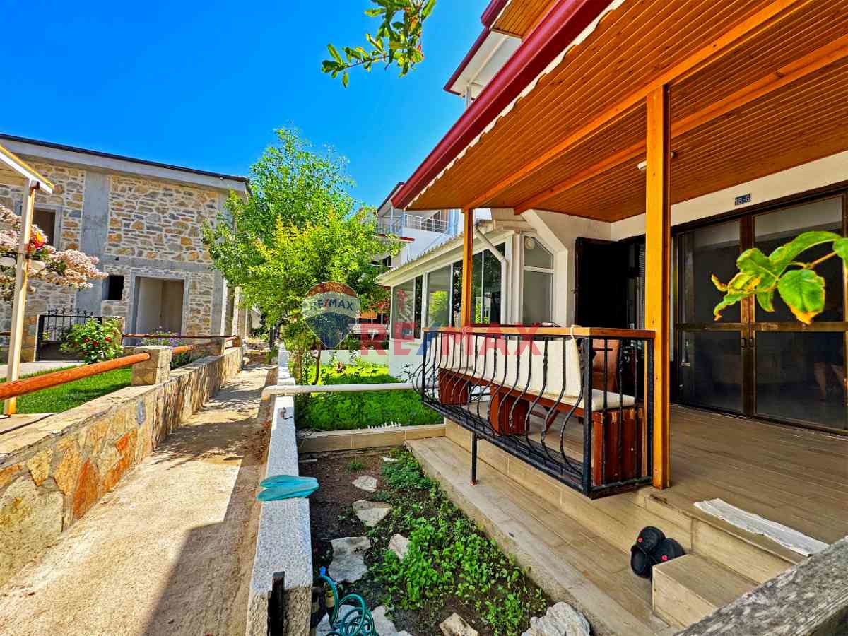 KARAİNCİR SİTESİ'NDE DENİZE 2 DAKİKA MESAFEDE SATILIK TRİPLEX