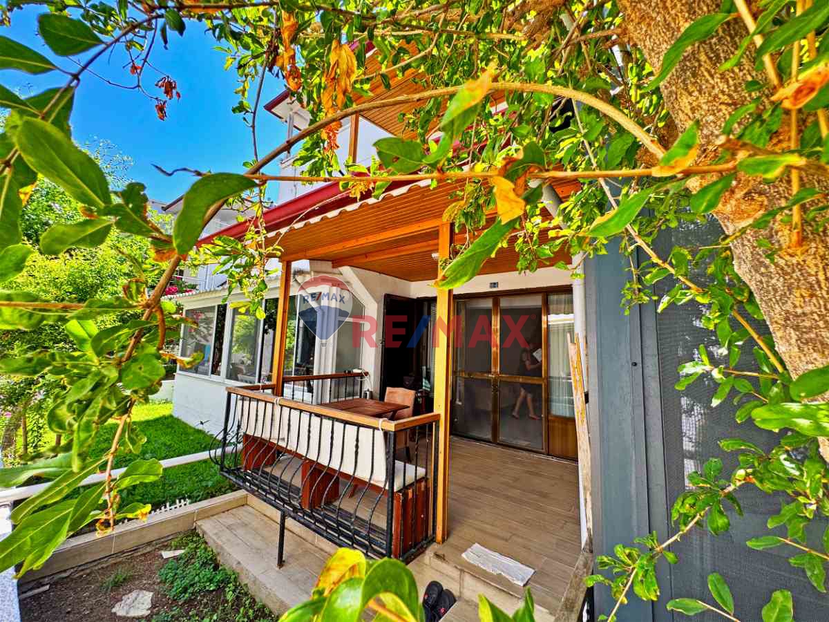 KARAİNCİR SİTESİ'NDE DENİZE 2 DAKİKA MESAFEDE SATILIK TRİPLEX