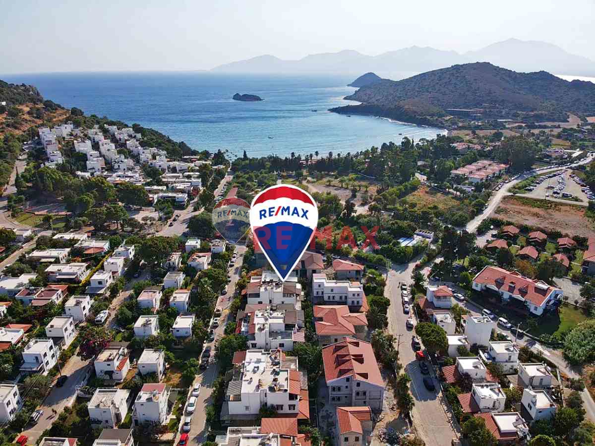 KARAİNCİR SİTESİ'NDE DENİZE 2 DAKİKA MESAFEDE SATILIK TRİPLEX