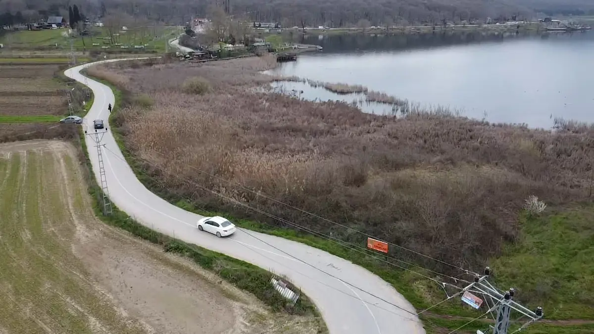 POYRAZLAR DA 2.897 M² KIRALIK TARLA – PIKNIK ALANINA ÇOK YAKIN YOL ÜZERINDE