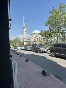 BEYOĞLU ÖMER AVNİ’DE DENİZ MANZARALI SATILIK DÜKKAN