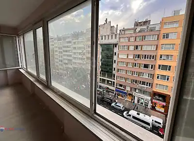 HALASKARGAZİ CADDESİNDE BALKONLU BÖLÜNEBİLİR KİRALIK OFİS