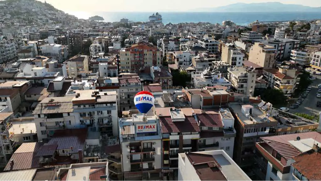 KUŞADASI ŞEHİR MERKEZİNDE EBEVEYN BANYOLU 3+1 ÇATI DUBLEKS DAİRE