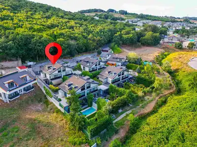 USKUMRUKÖY-ZEKERİYAKÖY HATTINDA, KORU İÇİNDE SATILIK VİLLA