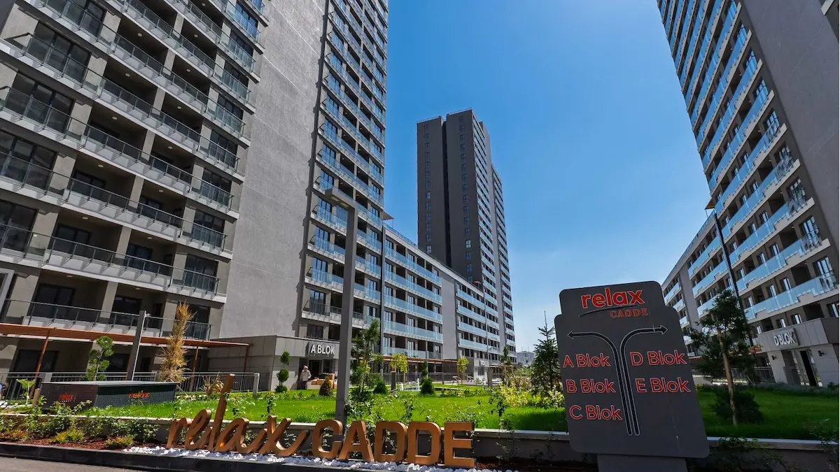 RELAX CADDE’DE TAHSISLI KAPALI OTOPARKLI 1+1 EŞYALI KIRALIK DAIRE