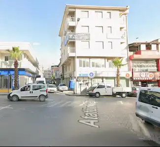 TURGUTLU ATATÜRK CAD. DE KURUMSALA KIRALIK TABELA DEĞERI YÜKSEK 3 KATLI KÖŞE DÜKKAN