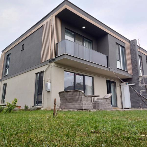 REMAX ENJOY'DAN DÜZCE MERKEZ SARAYYERİ MAHALLESİ KIRALIK 4+1 BAHÇELİ LÜKS OTURUMA HAZIR VİLLA
