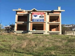 DENİZ MANZARALI VE CADDE ÜZERİ KONUMLU BÜYÜK ARSALI VİLLA
