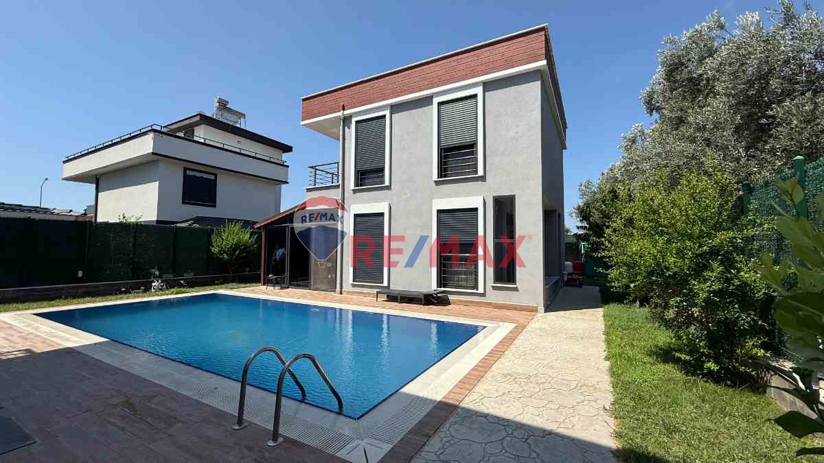 GÜRE TAHTAKUŞLARDA MÜSTAKİL HAVUZLU SATILIK VİLLA