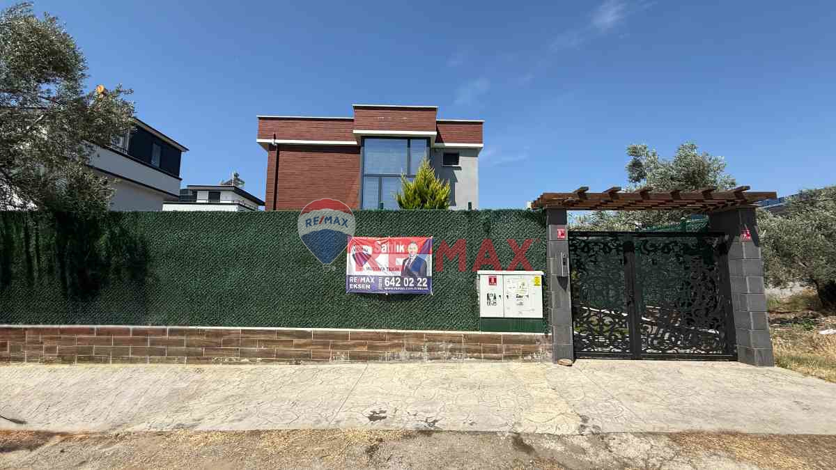 GÜRE TAHTAKUŞLARDA MÜSTAKİL HAVUZLU SATILIK VİLLA