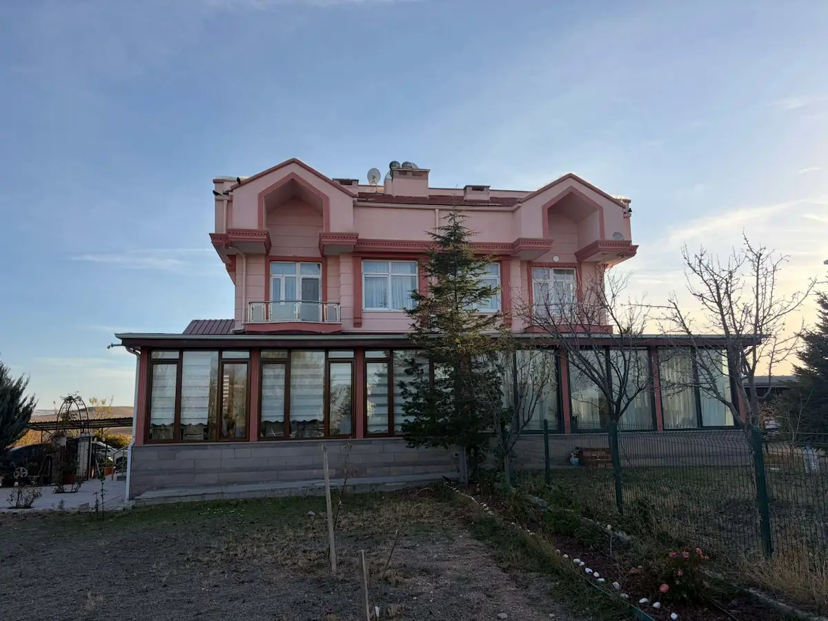 MOGAN SEVGİ ÇİÇEĞİ SİTESİNDE GENİŞ ARSA PAYLI KONFORLU VİLLA