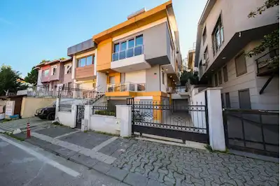 KOŞUYOLU KATIP SALIHTE 650 M² MÜSTAKIL TICARI BINA