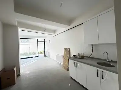 KÜÇÜKYALI MERKEZ’DE MIGROS KARŞISI, BAHÇE KULLANIMLI 25 M² SATILIK DÜKKAN