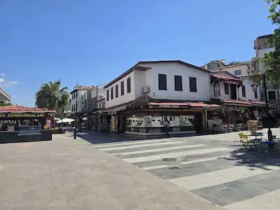 KUŞADASI'NDA YÜKSEK GETIRI POTANSIYELLI KUYUMCU DEVIR FIRSATI
