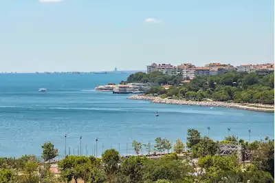 KALAMIŞTA MUHTEŞEM DENİZ MANZARALI KATTA TEK 4+1 SATILIK DAİRE