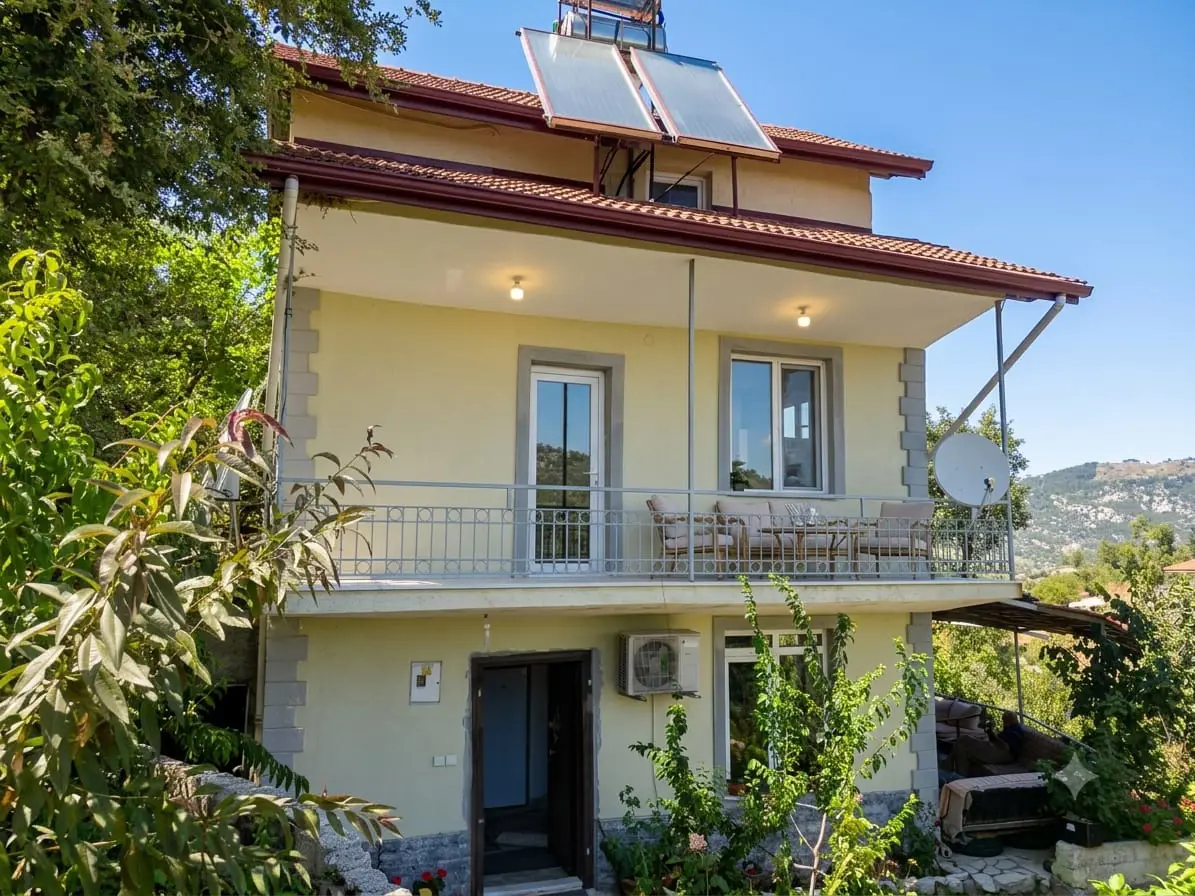 BUCAK DEMİRLİ KÖYÜ’NDE 4+1 MÜSTAKİL EV VE 706 M2 BAHÇESİ