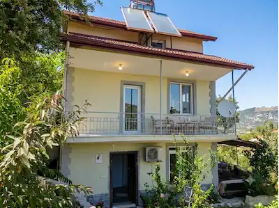 BUCAK DEMİRLİ KÖYÜ’NDE  4+1 MÜSTAKİL  EV VE  706 M2 BAHÇESİ