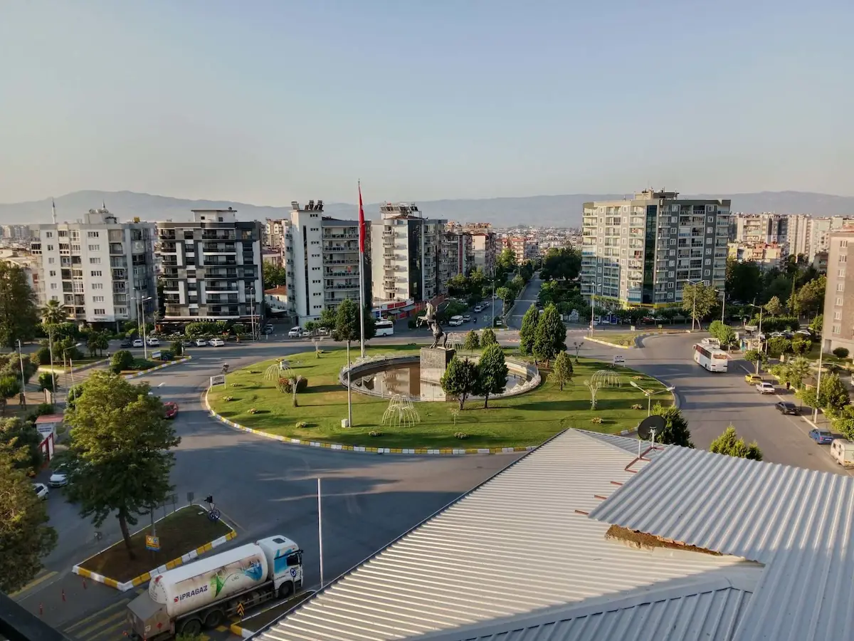 EFELER'IN GÖZDE NOKTASINDA, MALAZGIRT MEYDANI'NA BAKAN 3+1 SATILIK DAIRE