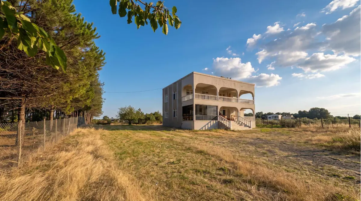 SAMSUN YALI MAH’DE 6.000 M² ÖZEL ALANLI, DENİZE SIFIR VİLLA