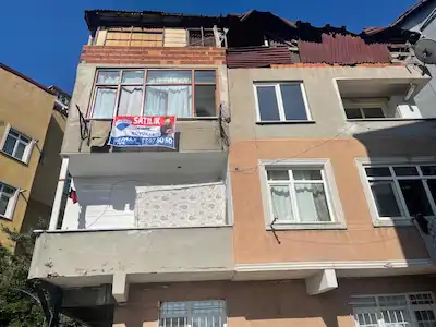 BEYOĞLUNDA HALIÇ MANZARALI ARA KAT 2+1 HISSE TAPULU DAIRE