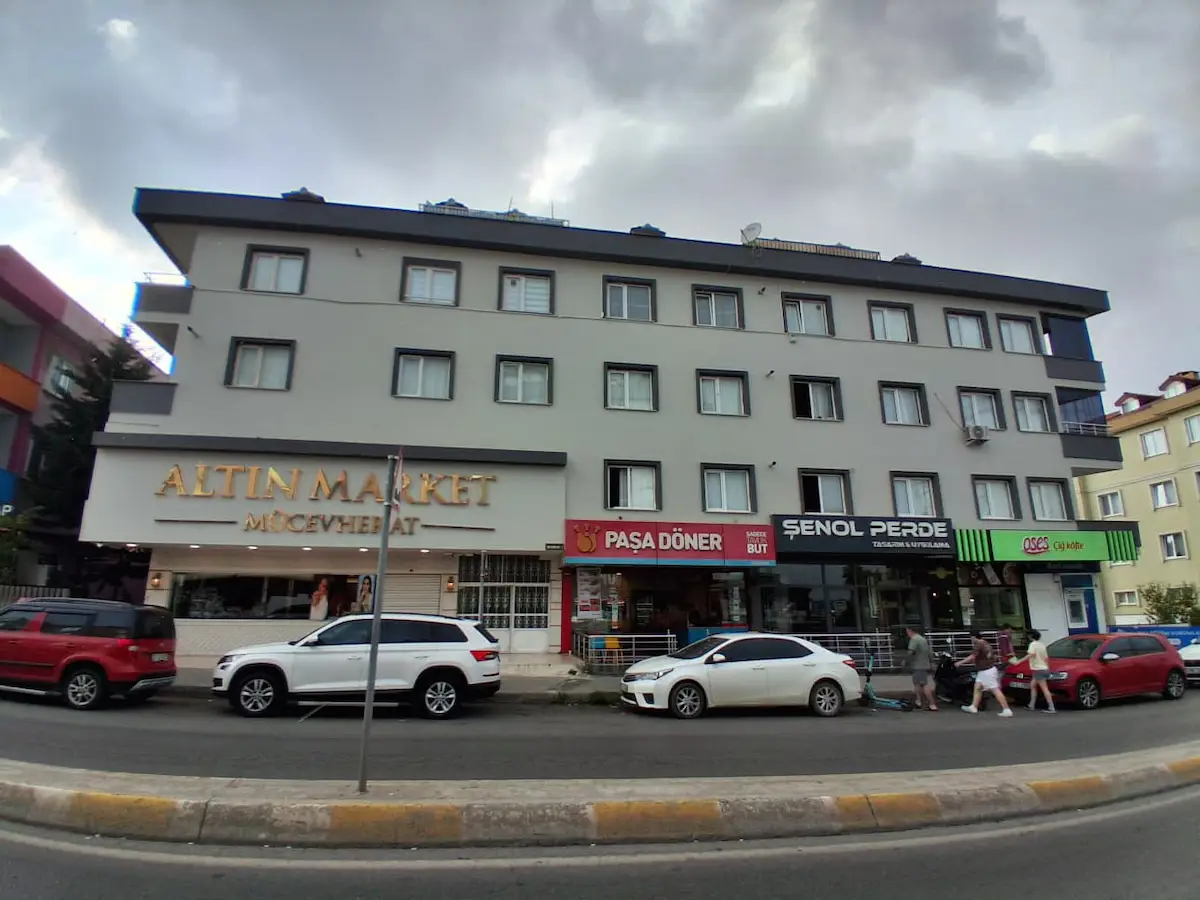 SAFA CADDESİ ÜZERİNDE YENİLENMİŞ 2+1 MASRAFSIZ 3 BALKONLU