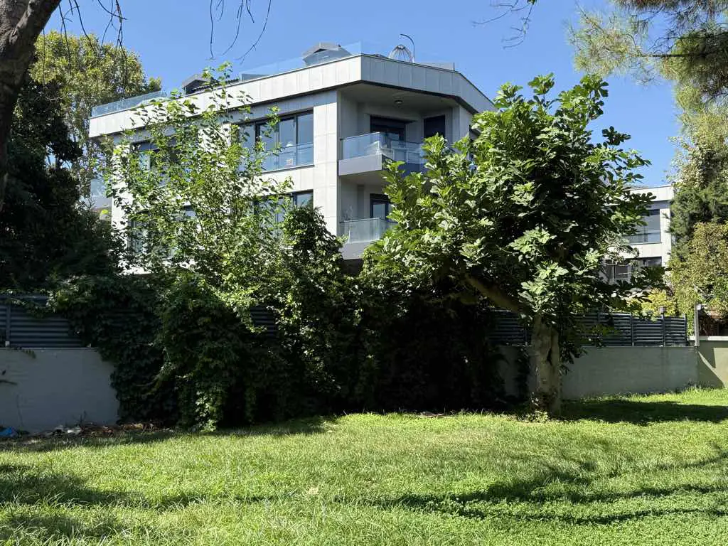 SUADİYE SAHİL 1.PARSELDE | 82 M2 SALONLU | YEŞİLLİKLER İÇİNDE | DENİZ MANZARALI | 4+1