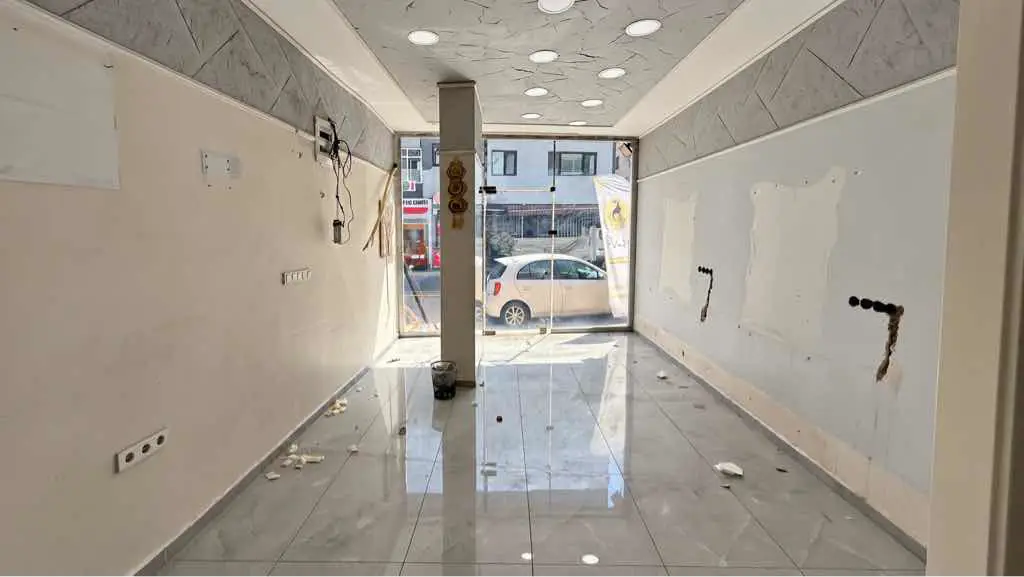TÜRBE CADDESİ ÜZERİNDE MERKEZİ KONUMDA KİRALIK DÜKKAN