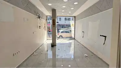 TÜRBE CADDESİ ÜZERİNDE MERKEZİ KONUMDA KİRALIK DÜKKAN