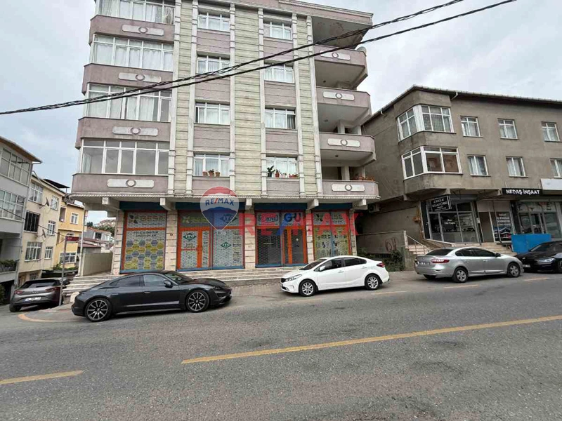 KIRALIK ÜMRANIYE ÇAYIRÖNÜ CADDESI ÜZERINDE,GENIŞ VITRIN CEPHELI