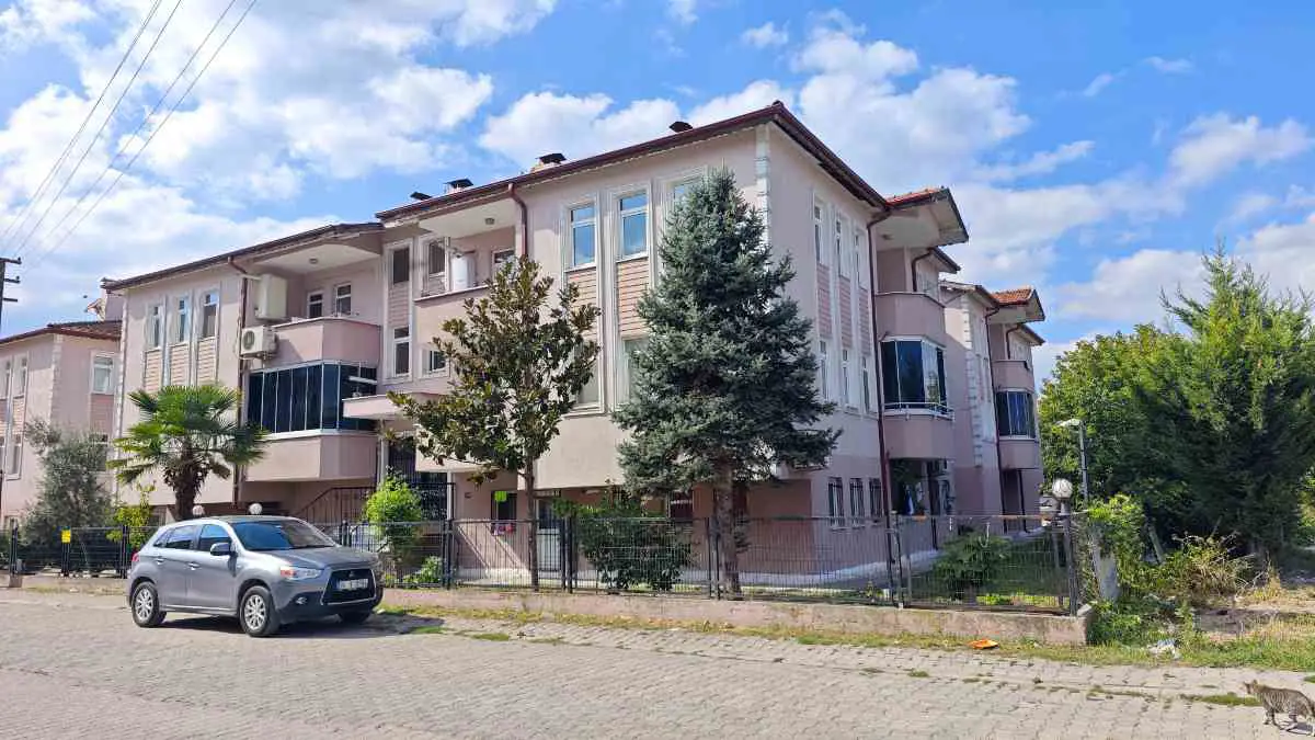 DEMSİ SİTESİ FERAH 3+1 KİRALIK DAİRE SITE IÇI 145 M² NET REMAX AY BURAK ŞAHIN