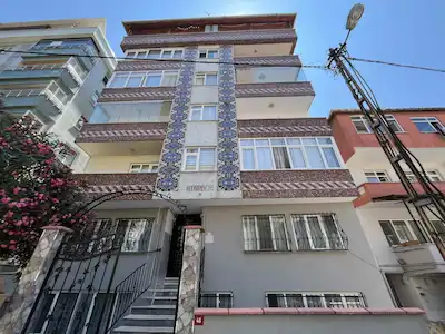 KAVACIK MERKEZ'DE, FSM KÖPRÜSÜ'NE ÇOK YAKIN SATILIK 2+1 DAİRE