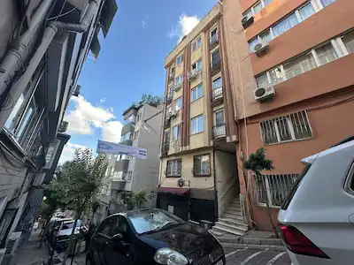 TEŞVİKİYE KALIPÇI SOKAK’TA MERKEZİ KONUMDA EŞYALI 3+1 KİRALIK DAİRE