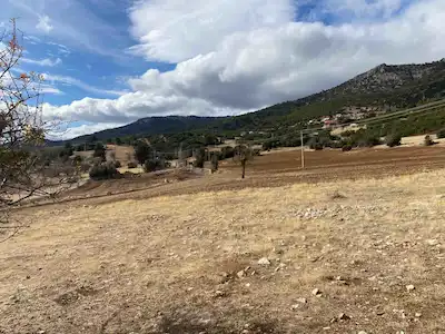 KORKUTELI KEVSER KÖYÜ YOL ÜSTÜ 5477M2 SATILIK TARLA