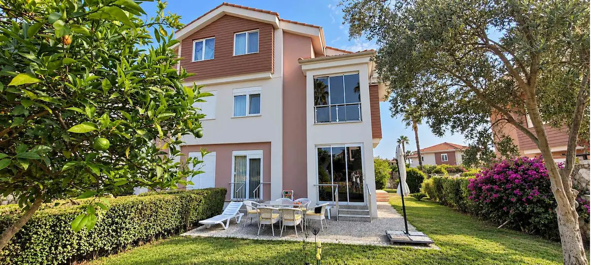 MANAVGAT ÇOLAKLI’DA AQUARİUS-1 HAVUZLU SİTESİNDE FULL EŞYALI 3+1 TRİPLEKS VİLLA