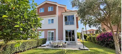 MANAVGAT ÇOLAKLI’DA AQUARİUS-1 HAVUZLU SİTESİNDE FULL EŞYALI 3+1 TRİPLEKS VİLLA