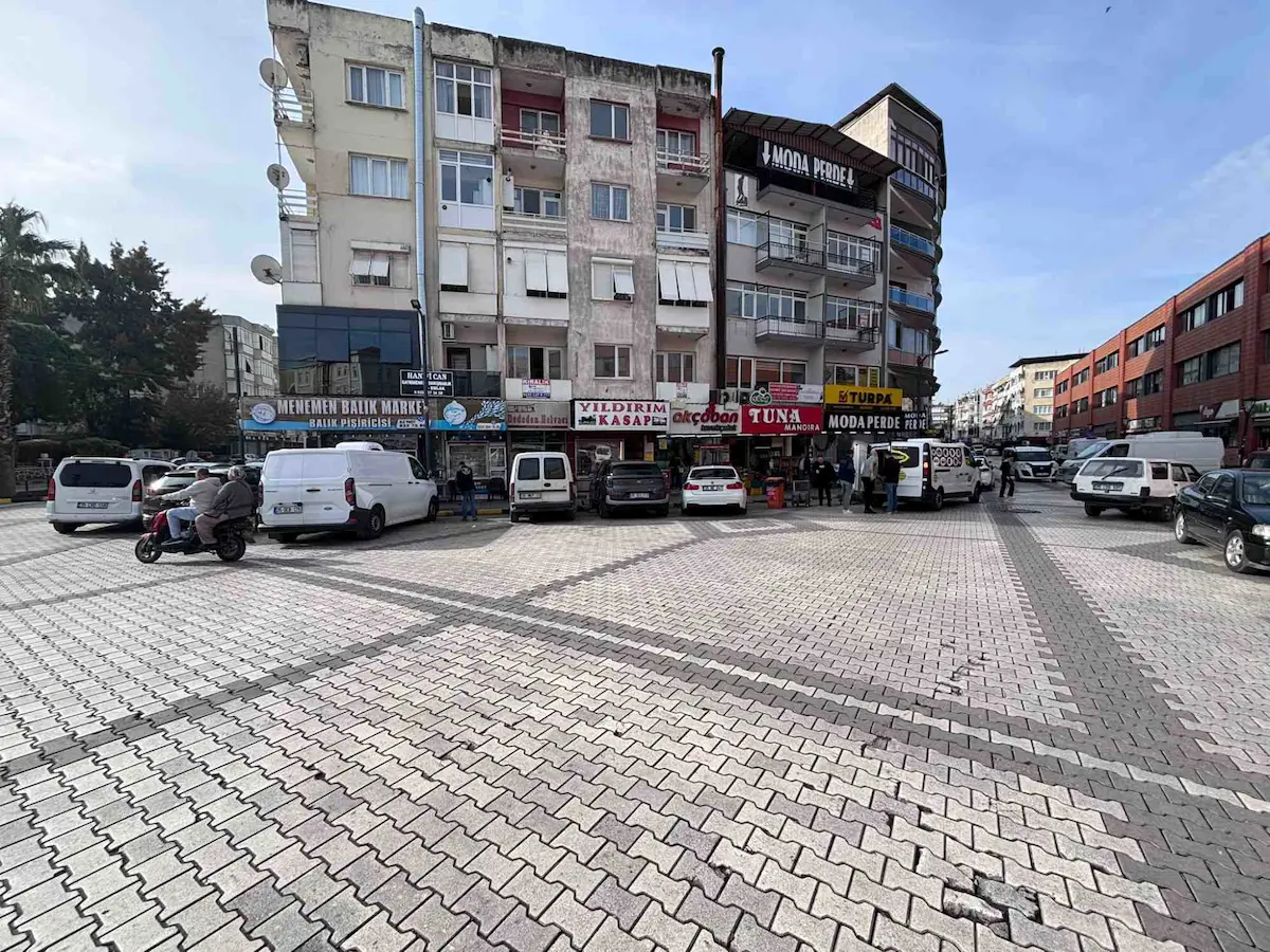 MENEMEN MERKEZ DE CADDE ÜZERİ DEVREN KİRALIK 180 M2 DÜKKAN