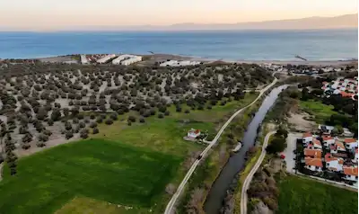 BALIKESİR GÖMEÇTE DENİZE 450 METRE ÖNÜ YEŞİL ALAN İMARLI VİLLA ARSASI
