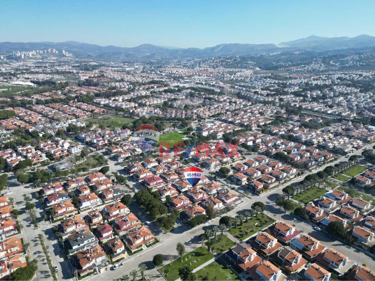 KUŞADASI DENİZ TUR SİTESİ'NDE DENİZE 250 MT MESAFE'DE SATILIK YAZLIK
