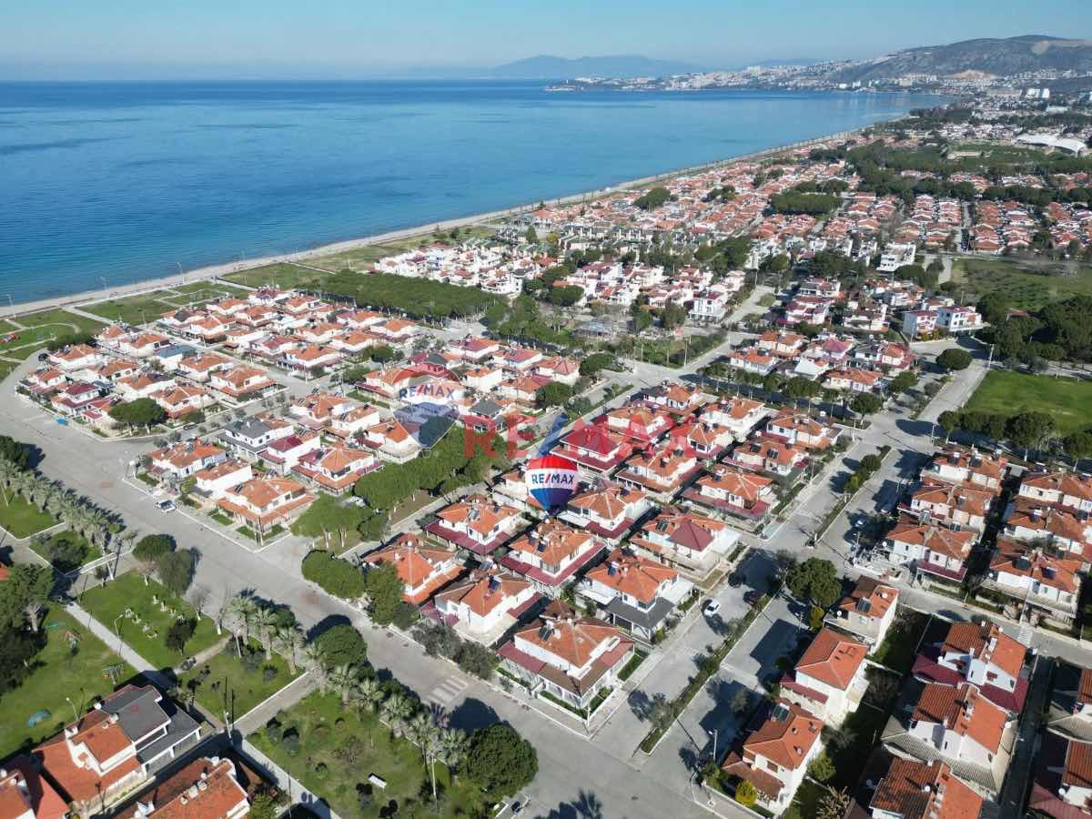 KUŞADASI DENİZ TUR SİTESİ'NDE DENİZE 250 MT MESAFE'DE SATILIK YAZLIK