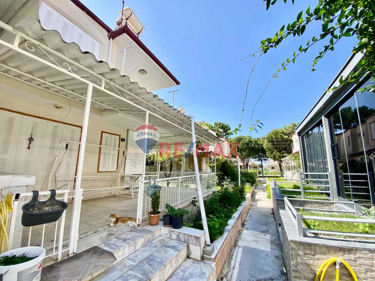 KUŞADASI DENİZ TUR SİTESİ'NDE DENİZE 250 MT MESAFE'DE SATILIK YAZLIK