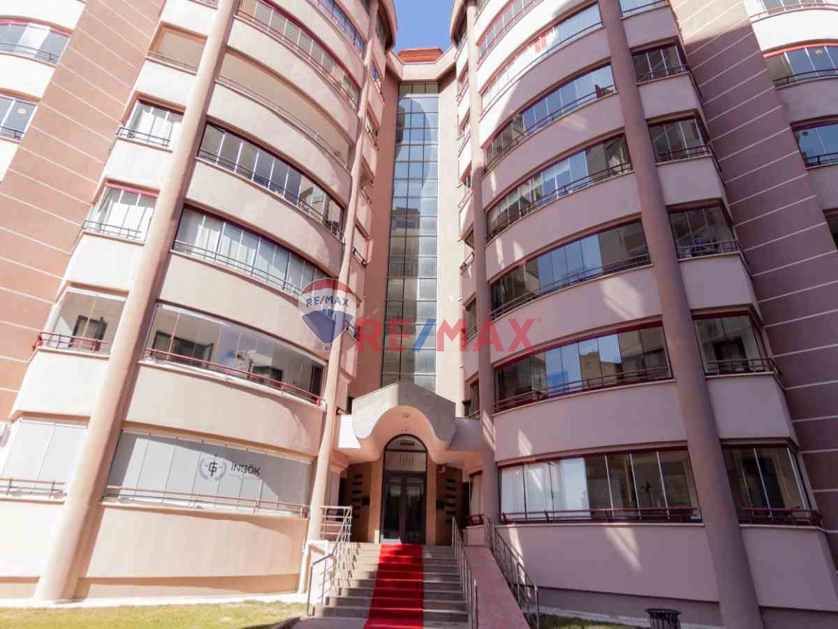 ÇUKURAMBAR'IN MERKEZİNDE ÖZEL TASARIM 4+1 SATILIK DAİRE