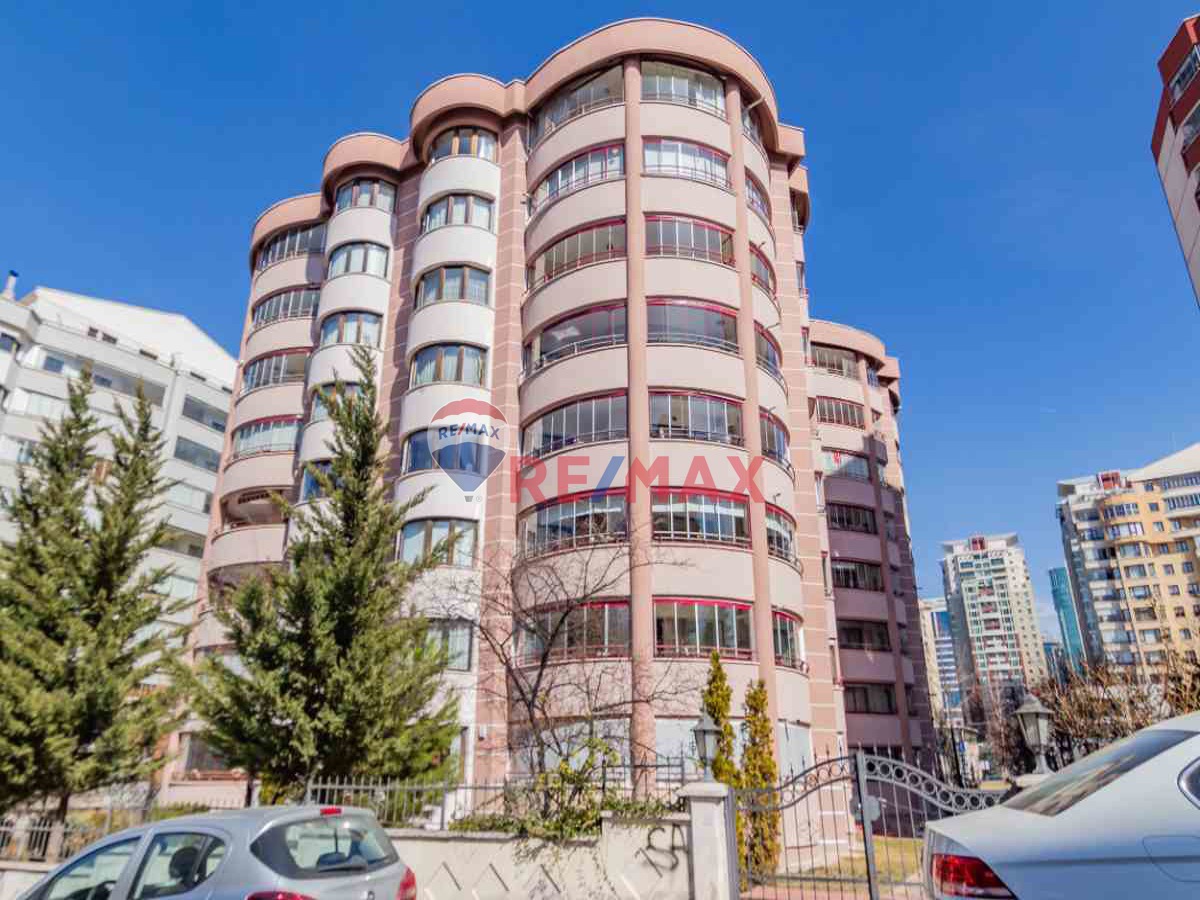 ÇUKURAMBAR'IN MERKEZİNDE ÖZEL TASARIM 4+1 SATILIK DAİRE