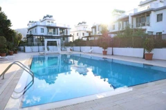 EN İYİ EŞYA VE MOBİLYALARLA DONATILMIŞ, MERİT OTEL CASİNO İLE BİTİŞİK KONUMDA BULUNAN 1+1 DAİRE, MÜ