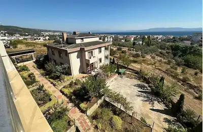 REMAX TAN'DAN ARMUTLUDA KÖRFEZ MANZARALI SİTE İÇİ 330 M2 TRİPLEX VİLLA